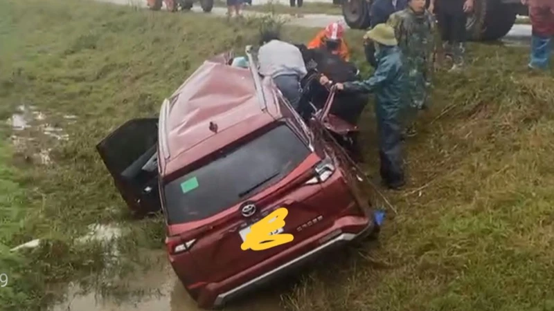 Người dân địa phương khẩn trương cứu hộ, đưa các nạn nhân đi cấp cứu tại các cơ sở y tế trên địa bàn.
