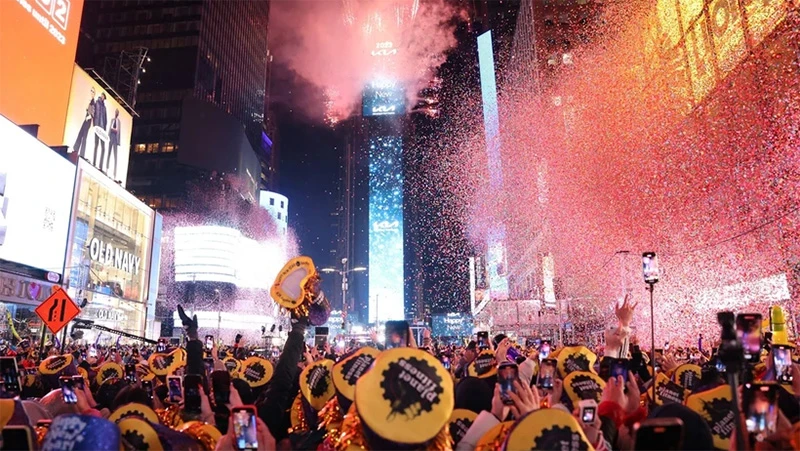 Người dân đón Giao thừa tại Quảng trường Thời đại ở New York (Mỹ), ngày 1/1/2023. (Ảnh: AFP/TTXVN)