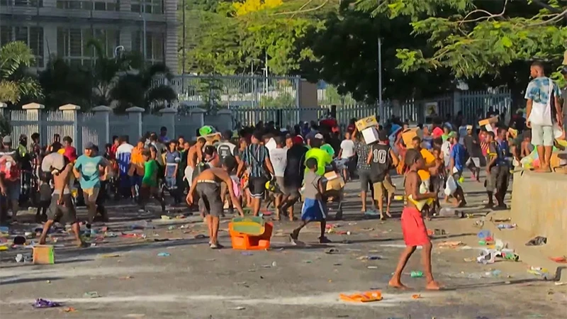 Đám đông cướp bóc các cửa hàng ở Port Moresby, Papua New Guinea ngày 10/1/2024. (Ảnh: AFP/TTXVN)