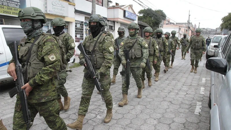 Cảnh sát Ecuador tuần tra tại Quito, sau khi Tổng thống Daniel Noboa ban bố tình trạng "xung đột vũ trang trong nước," ngày 9/1/2024. (Ảnh: THX/TTXVN)