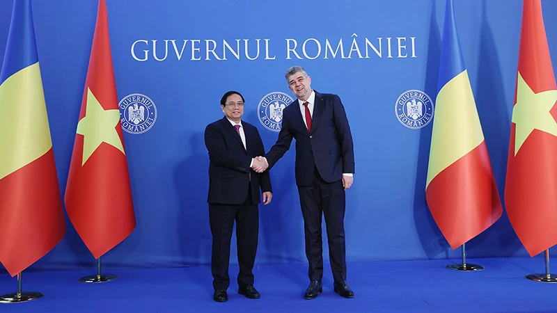 Sau lễ đón trang trọng, Thủ tướng Chính phủ Phạm Minh Chính đã gặp hẹp và hội đàm với Thủ tướng Romania Ion-Marcel Ciolacu.