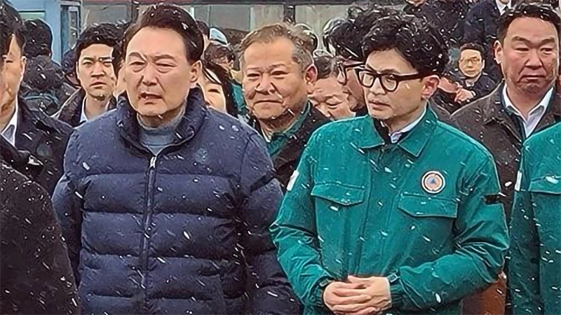 Tổng thống Hàn Quốc Yoon Suk Yeol (bên trái) cùng lãnh đạo đảng Quyền lực nhân dân (PPP) cầm quyền Han Dong-hoon thị sát hiện trường vụ cháy chợ hải sản. (Ảnh: YONHAP)