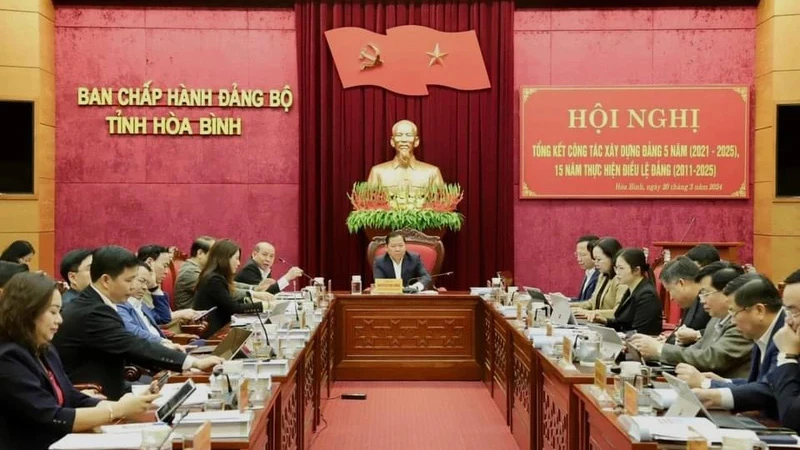 Đồng chí Nguyễn Phi Long, Bí thư Tỉnh ủy Hòa Bình (giữa) chủ trì Hội nghị.