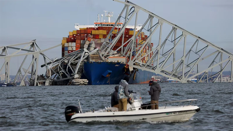 Toàn cảnh tàu Dali đâm vào cầu Francis Scott Key. (Ảnh: Reuters)