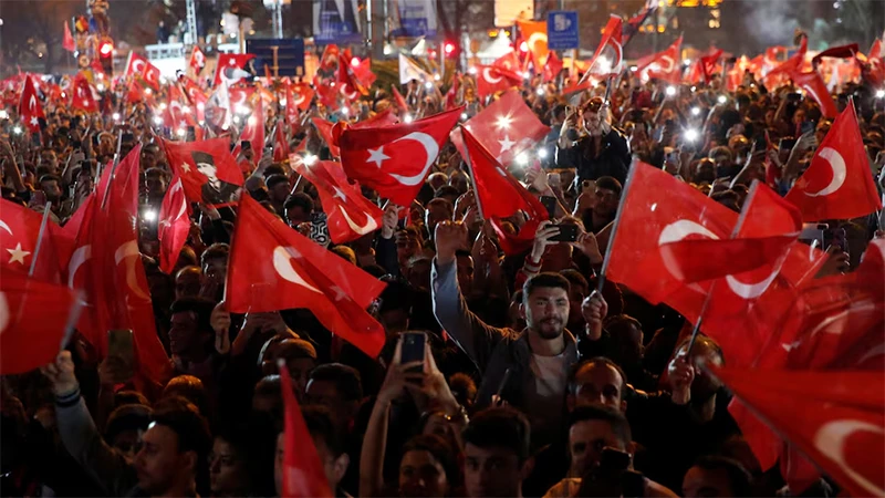 Đám đông ủng hộ Thị trưởng Istanbul Ekrem Imamoglu ăn mừng chiến thắng sau khi có kết quả kiểm phiếu sơ bộ, ngày 1/4/2024. (Ảnh: Reuters)