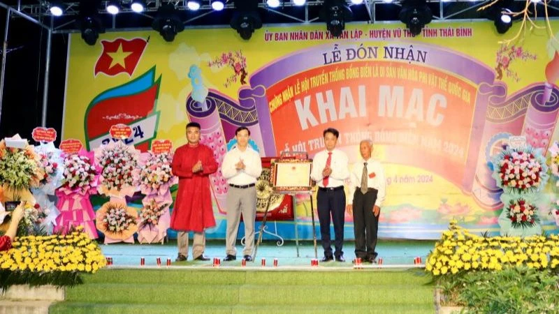 Chính quyền địa phương đón nhận Bằng công nhận Lễ hội Bổng Điền là Di sản Văn hóa phi vật thể quốc gia. (Ảnh: TIÊN DUNG)