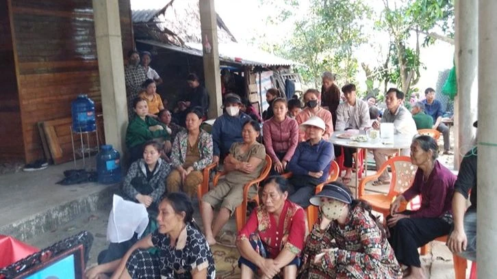 Bà con làng xóm đến động viên, chia buồn với gia đình hai nạn nhân. (Ảnh: XP)