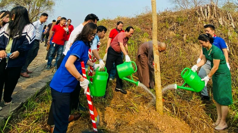 Đại diện các đơn vị trồng cây hoa ban tại di tích đồi A1. 