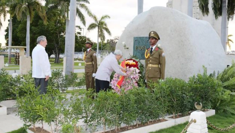 Tổng Bí thư Nguyễn Phú Trọng và Bí thư thứ nhất Ban Chấp hành Trung ương Đảng Cộng sản Cuba, Chủ tịch Hội đồng Nhà nước và Hội đồng Bộ trưởng Cuba Raun Caxtơrô viếng mộ đồng chí Phiđen Caxtơrô, ngày 30/3/2018. (Ảnh: TTXVN)