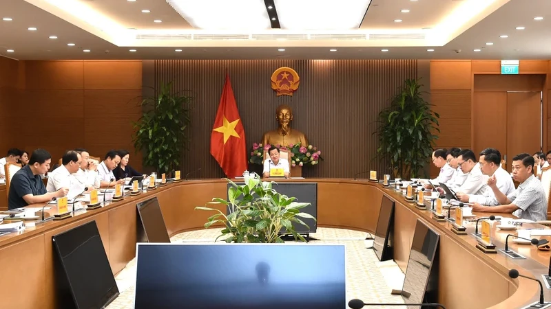 Phó Thủ tướng Lê Minh Khái chủ trì cuộc họp. (Ảnh: VGP)