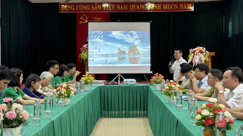 Quang cảnh buổi làm việc