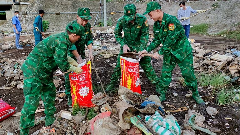 Lực lượng Bộ đội Biên phòng Sóc Trăng thu gom hàng tấn rác thải tại khu vực cống Kênh Ba, thị trấn Trần Đề, huyện Trần Đề.