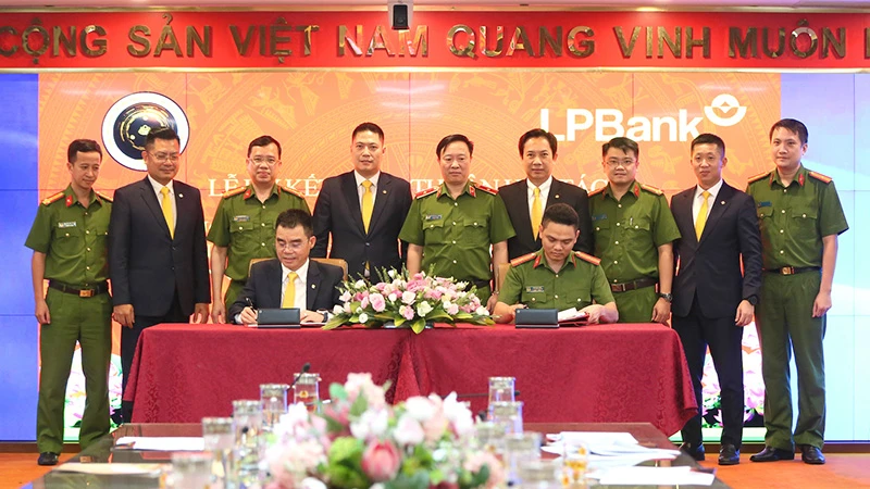 Giám đốc Trung tâm RAR - Thiếu tá Trần Duy Hiển (bên phải) và Phó Chủ tịch HĐQT kiêm Tổng Giám đốc LPBank Hồ Nam Tiến (bên trái) cùng lãnh đạo hai Bên thực hiện ký kết thỏa thuận hợp tác.