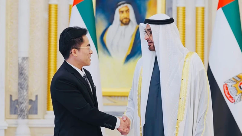 Tổng thống UAE Mohammed bin Zayed Al Nahyan và Đại sứ Đặc mệnh toàn quyền nước Cộng hòa xã hội chủ nghĩa Việt Nam Nguyễn Thanh Diệp. (Ảnh: WAM)