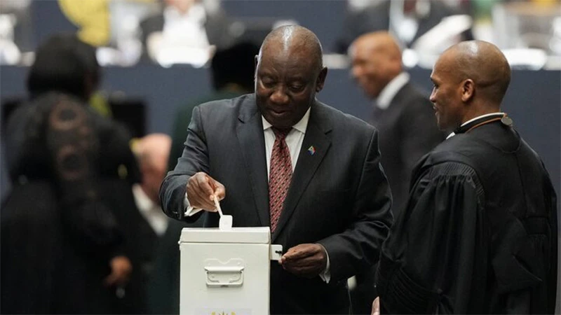 Tổng thống Nam Phi Cyril Ramaphosa bỏ phiếu bầu Chủ tịch Quốc hội, ngày 14/6/2024. (Ảnh: Reuters)