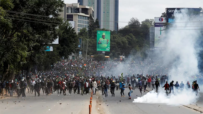 Người dân xuống đường tại thủ đô Nairobi, Kenya, ngày 25/6/2024, để phản đối tăng thuế. (Ảnh: Reuters)