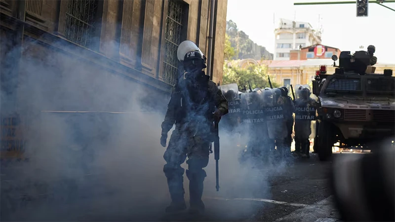 Binh sĩ Bolivia làm nhiệm vụ trên đường phố tại thủ đô La Paz, ngày 26/6/2024. (Ảnh: Reuters)