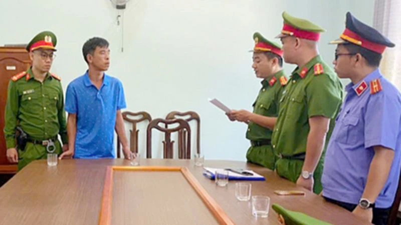 Cơ quan Cảnh sát điều tra Công an thành phố Hội An tống đạt các Quyết định khởi tố bị can, bắt tạm giam đối với ông Lương Văn Thuấn. 