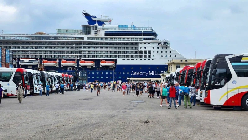 Tàu du lịch Celebrity Millennium chở các hành khách quốc tế cập cảng Chân Mây huyện Phú Lộc (Thừa Thiên Huế).