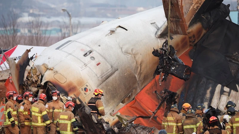 Lực lượng cứu nạn làm việc tại hiện trường. (Ảnh: Reuters)