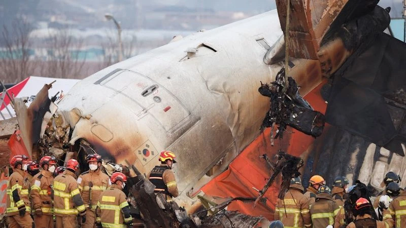 Máy bay của hãng Jeju Air lao khỏi đường băng, đâm vào hàng rào rồi bốc cháy dữ dội tại sân bay quốc tế Muan. (Ảnh: Reuters)