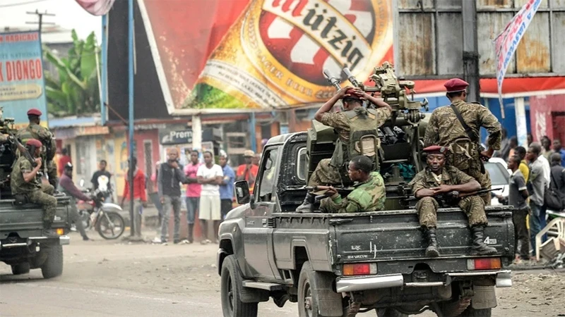 Binh sĩ Cộng hòa Dân chủ Congo tuần tra trên đường phố tại Kinshasa. (Ảnh: AFP/TTXVN)