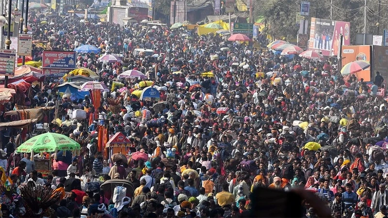 Những người hành hương tham gia lễ hội tôn giáo Kumbh Mela ở thành phố Prayagraj, Ấn Độ. (Ảnh: TTXVN)