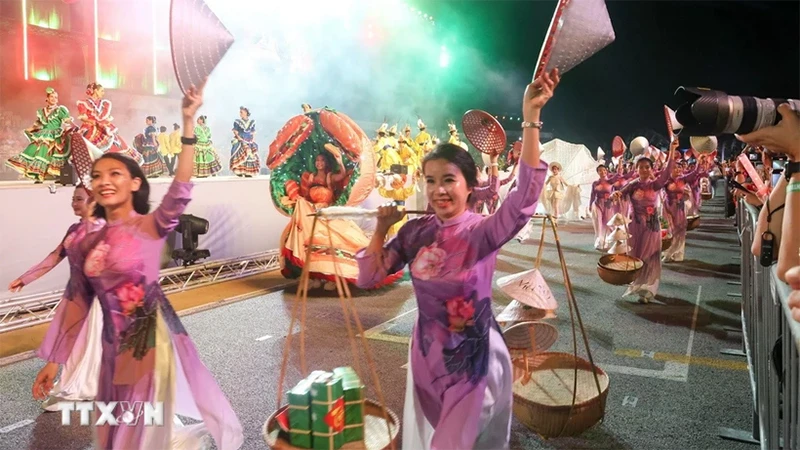 Gần 50 nghệ sĩ thuộc cộng đồng người Việt tham gia màn trình diễn mang dấu ấn tinh hoa ẩm thực Việt Nam tại Lễ hội. (Ảnh: TTXVN)
