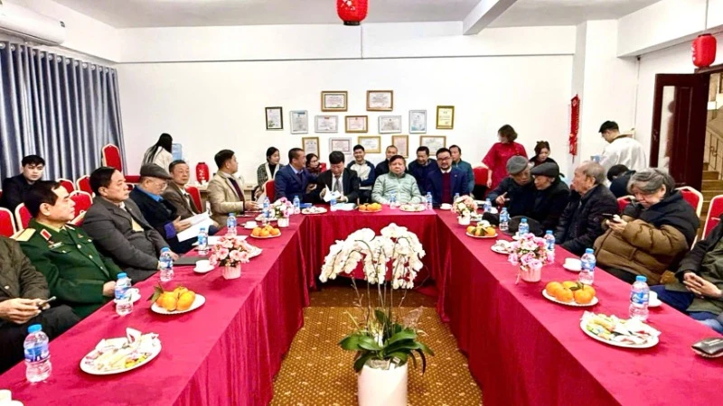 Toàn cảnh buổi gặp mặt các thành viên trong Hội đồng biên soạn các dự án xuất bản sách.