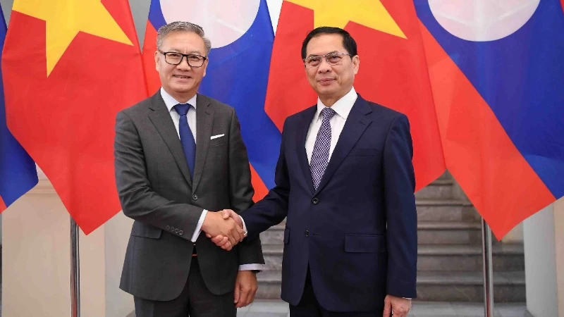 Phó Thủ tướng Chính phủ, Bộ trưởng Ngoại giao Bùi Thanh Sơn và Bộ trưởng Ngoại giao Lào Thongsavanh Phomvihane. Ảnh: Bộ Ngoại giao