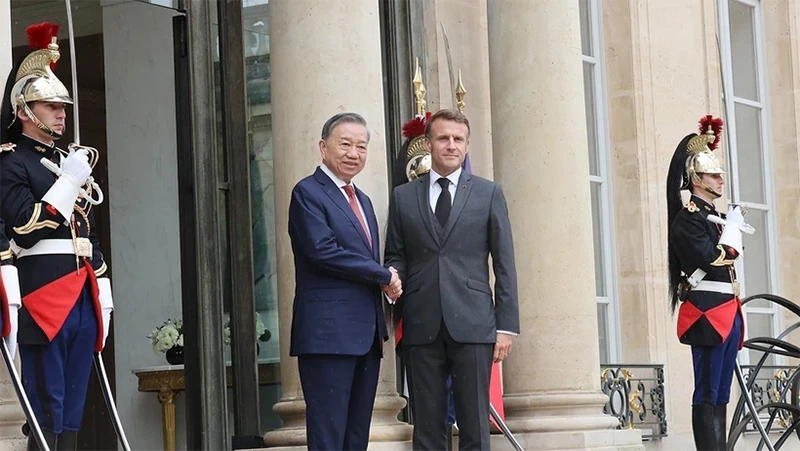 Tổng thống Pháp Emmanuel Macron đón Tổng Bí thư, Chủ tịch nước Tô Lâm. (Ảnh: TTXVN)