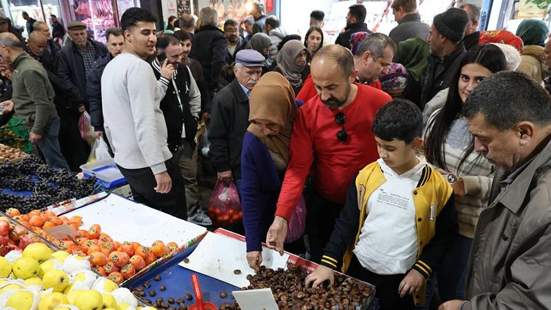 Người dân mua sắm tại một khu chợ trước tháng Ramadan ở Ankara, Thổ Nhĩ Kỳ, ngày 27/2/2025. (Ảnh: Tân Hoa Xã)