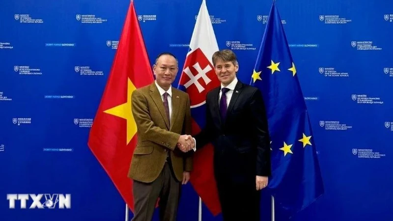 Đại sứ Việt Nam tại Slovakia Phạm Trường Giang và Thứ trưởng Thứ nhất phụ trách chính trị Bộ Ngoại giao và các vấn đề châu Âu của Slovakia Marek Estok. Ảnh: TTXVN 