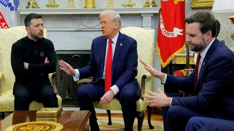 Tổng thống Mỹ Donald Trump (giữa) bất đồng quan điểm với Tổng thống Ukraine Volodymyr Zelensky (trái) về cuộc xung đột Nga-Ukraine trong hội đàm tại Nhà trắng, ngày 28/2/2025. (Ảnh: Reuters/TTXVN)