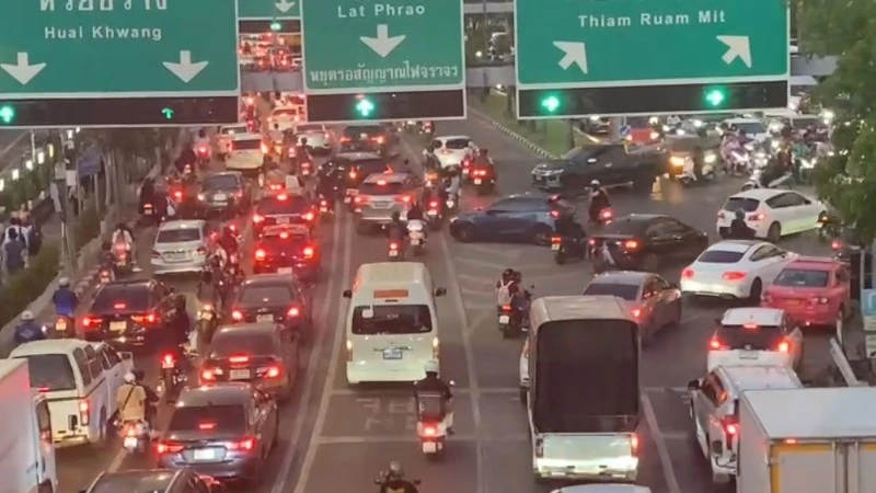 Cảnh ùn tắc tại Bangkok chiều tối 28/3/2025. (Ảnh: XUÂN SƠN)