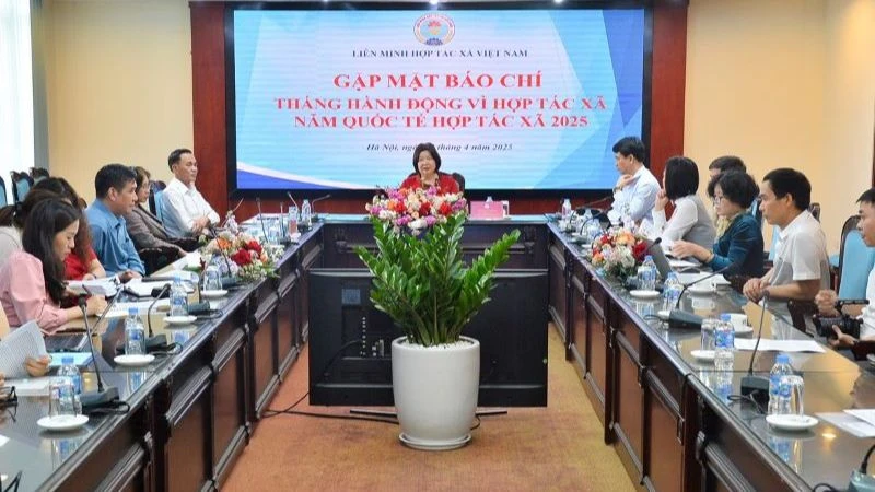 Đồng chí Cao Xuân Thu Vân, Chủ tịch Liên minh HTX Việt Nam phát biểu tại buổi gặp mặt báo chí về lễ tôn vinh hợp tác xã tiêu biểu – Giải thưởng Ngôi sao Hợp tác xã “CoopStar Awards” năm 2025. 