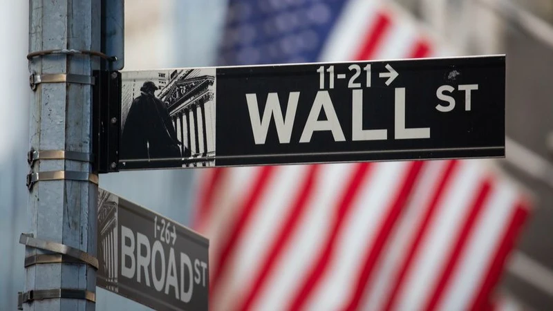 Biển hiệu Phố Wall xuất hiện trước Sở Giao dịch Chứng khoán New York (NYSE) tại New York, Mỹ, ngày 18/1/2022. (Ảnh: Tân Hoa xã)