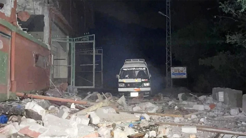 Tòa nhà bị phá hủy sau vụ tấn công bằng tên lửa của Ấn Độ tại Muzaffarabad thuộc khu vực Kashmir do Pakistan quản lý, ngày 7/5/2025. (Ảnh: THX/TTXVN)