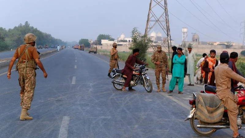 Binh sĩ Pakistan phong tỏa một tuyến đường sau khi tên lửa của Ấn Độ tấn công huyện Bahawalpur, tỉnh Punjab, phía đông Pakistan, ngày 7/5/2025. (Ảnh: Tân Hoa xã)
