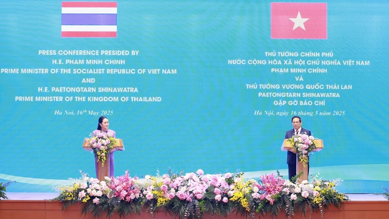 Thủ tướng Phạm Minh Chính và Thủ tướng Thái Lan Paetongtarn Shinawatra công bố Việt Nam và Thái Lan nâng cấp quan hệ lên Đối tác chiến lược toàn diện, ngày 16/5/2025. (Ảnh: TTXVN)