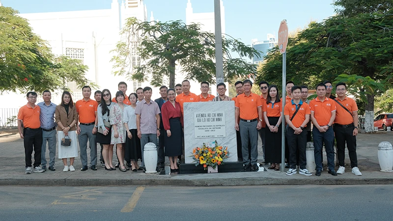 Đại sứ Trần Thị Thu Thìn và các cán bộ Đại sứ quán cùng bà con trong cộng đồng người Việt Nam tại Mozambique dâng hoa tại Biển lưu niệm trên Đại lộ Hồ Chí Minh tại thủ đô Maputo. (Ảnh: Đại sứ quán Việt Nam tại Mozambique)