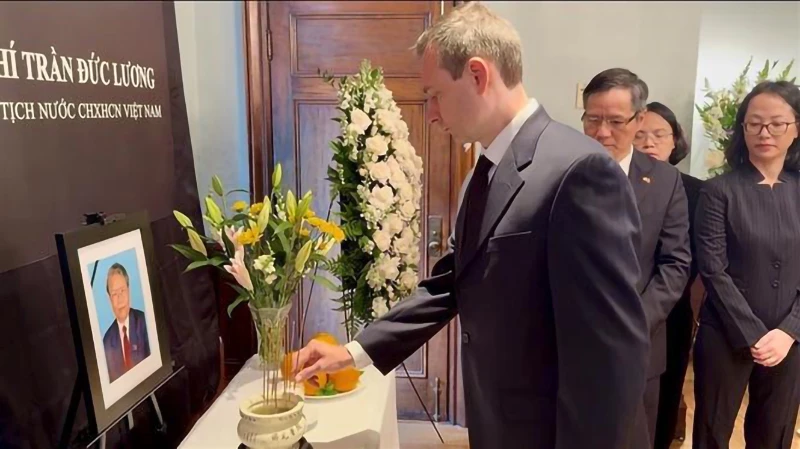 Đại sứ Việt Nam tại Canada tổ chức lễ viếng và mở sổ tang nguyên Chủ tịch nước Trần Đức Lương. (Ảnh: TTXVN) 