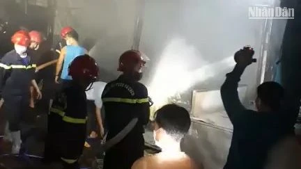 Các lực lượng nỗ lực dập lửa.