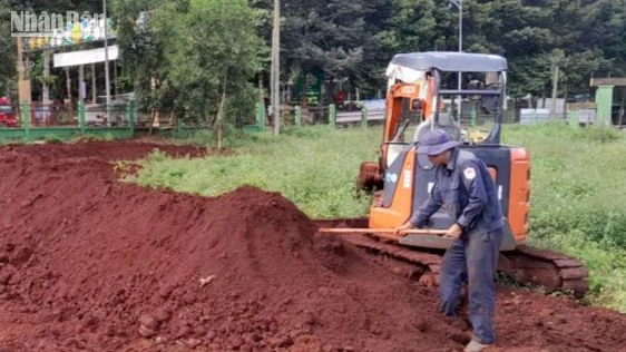 Chiến sĩ Đội K72 tìm kiếm hài cốt liệt sĩ tại huyện Lộc Ninh.