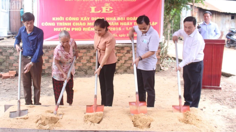 Lãnh đạo Huyện ủy Phú Riềng, tỉnh Bình Phước cùng nhân dân khởi công xây dựng nhà đại đoàn kết cho người nghèo. (Ảnh NHẤT SƠN)