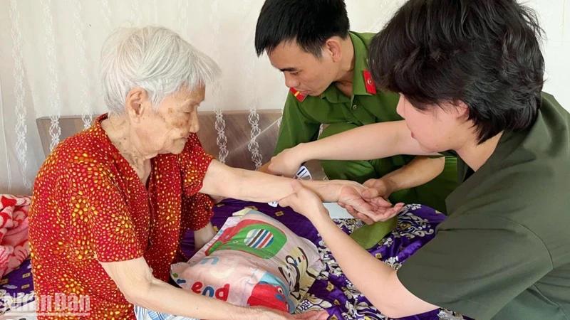 Tổ công tác đến tận nhà thu mẫu sinh trắc ADN của thân nhân các liệt sĩ.