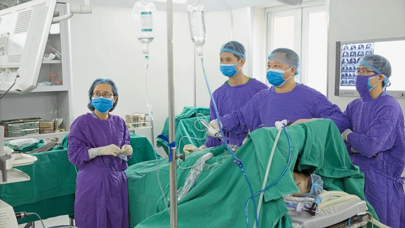 Các bác sĩ đang thực hiện ca phẫu thuật.