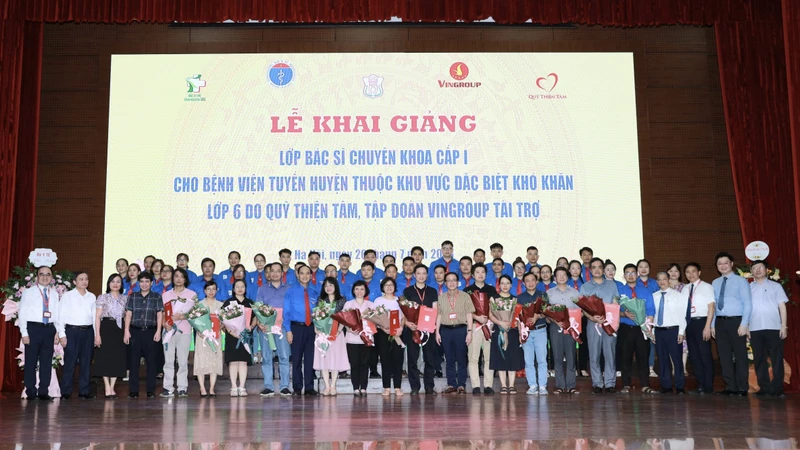 Trao quyết định giao các thầy, cô trực tiếp hướng dẫn học viên.