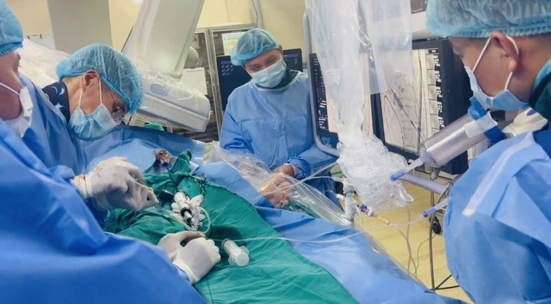 Một ca can thiệp tim mạch do các bác sĩ Viện Tim mạch Việt Nam thực hiện