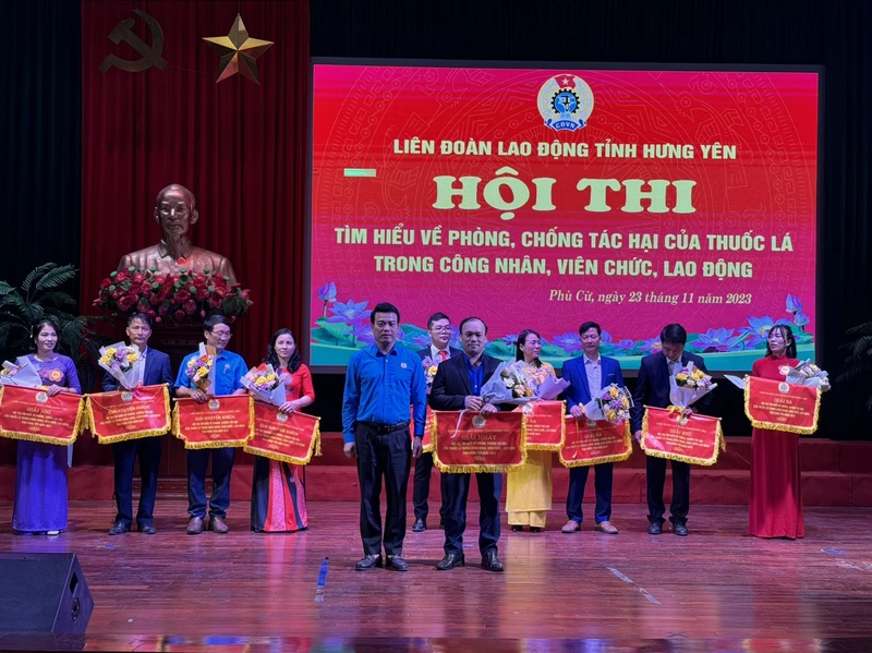 Ban tổ chức trao giải cho các đội đoạt giải tại hội thi.
